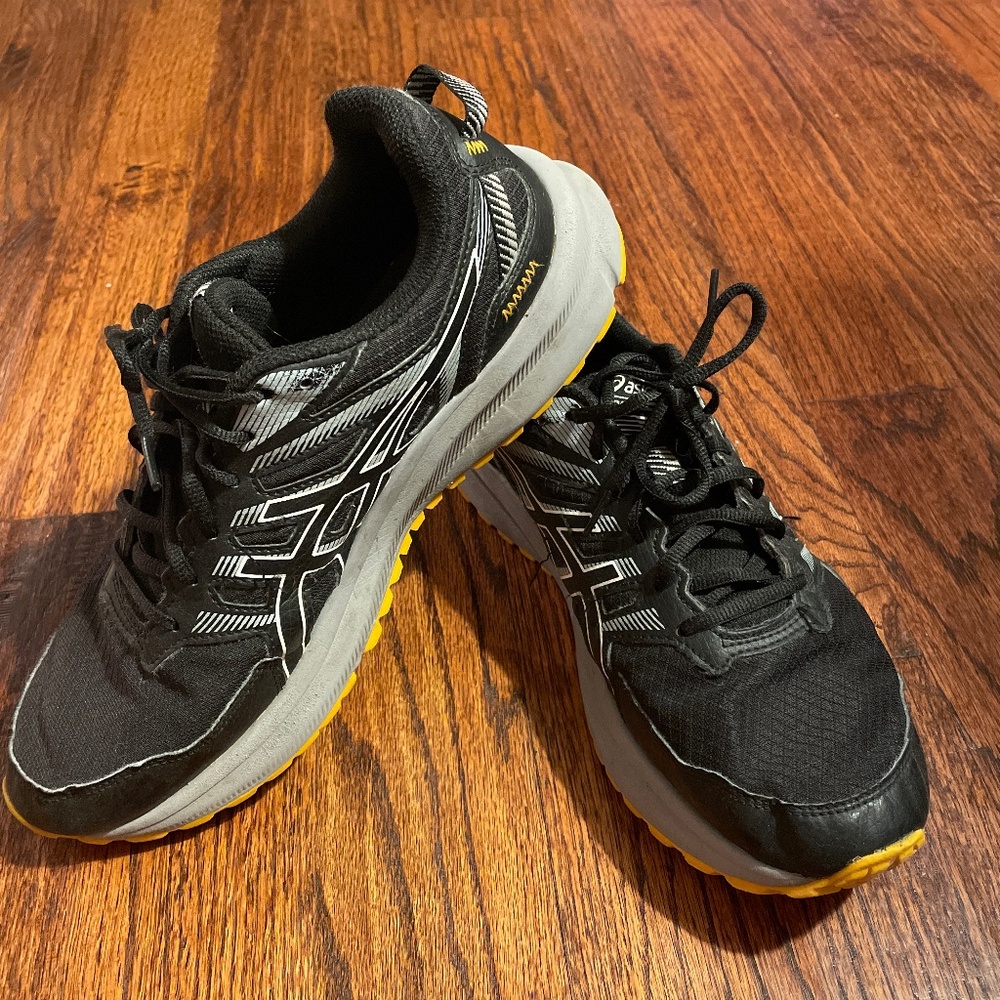 Men’s ASICS sneaker size 9.5